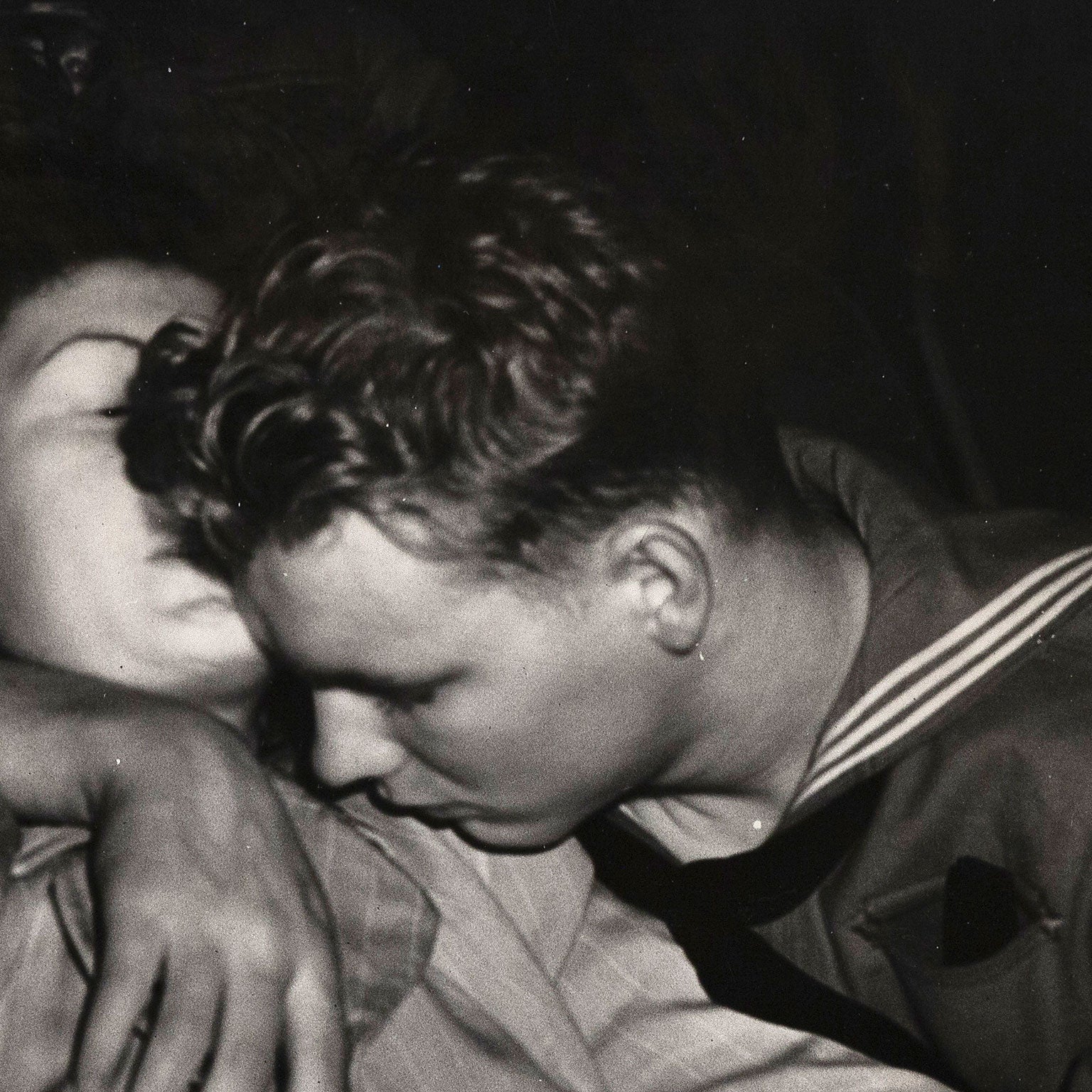 WEEGEE "SAILOR AND GIRL KISSING", C. 1943 - Image 4