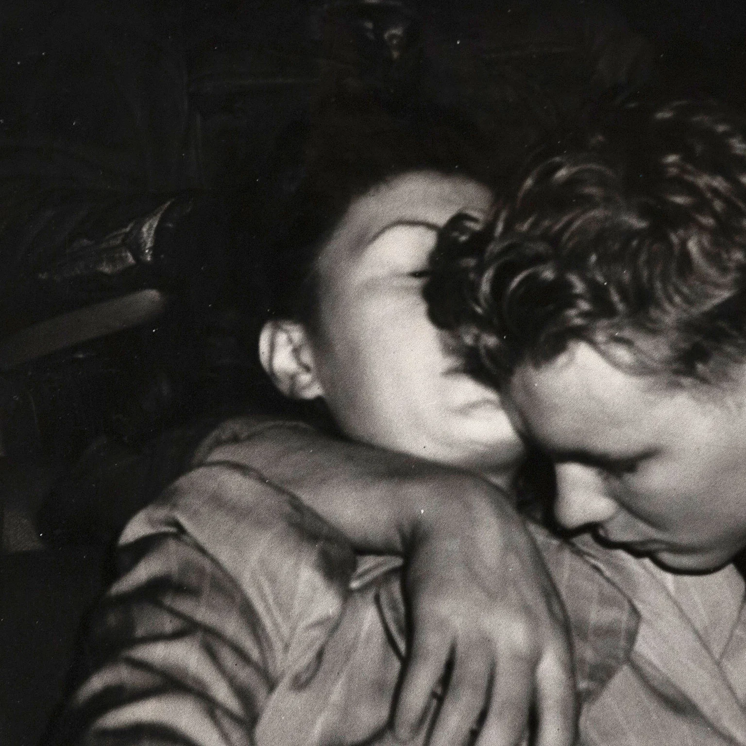 WEEGEE "SAILOR AND GIRL KISSING", C. 1943 - Image 5